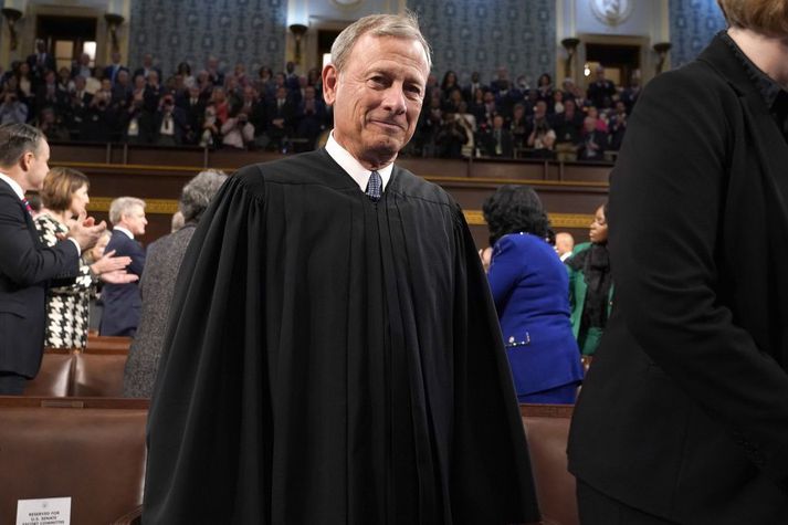 John Roberts, forseti Hæstaréttar Bandaríkjanna. Hann vill ekki svara spurningum þingnefndar um siðamál réttarins. Í staðinn sendi hann yfirlýsingu sem byggði á kafla úr meira en áratugsgamalli skýrslu sem hann skrifaði.