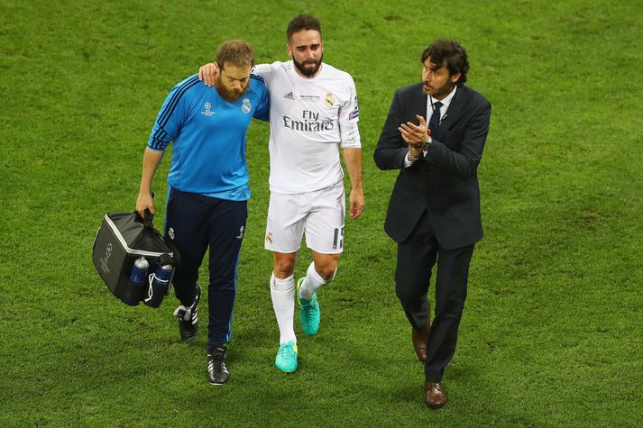 Dani Carvajal gengur meiddur af velli í Mílanó.