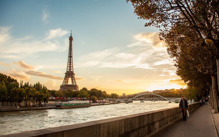 Við bakka Signu í frönsku höfuðborginni París.