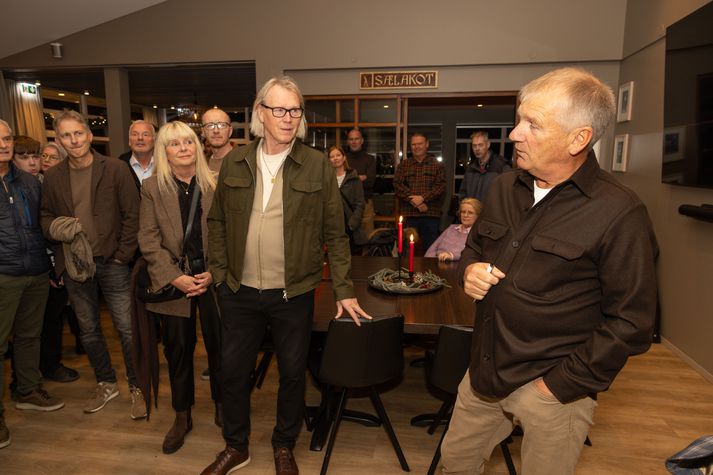 Ólafur Jóhannsson heldur tölu. Við hlið hans er Pétur Pétursson sem var aðstoðarmaður hans með íslenska landsliðið.