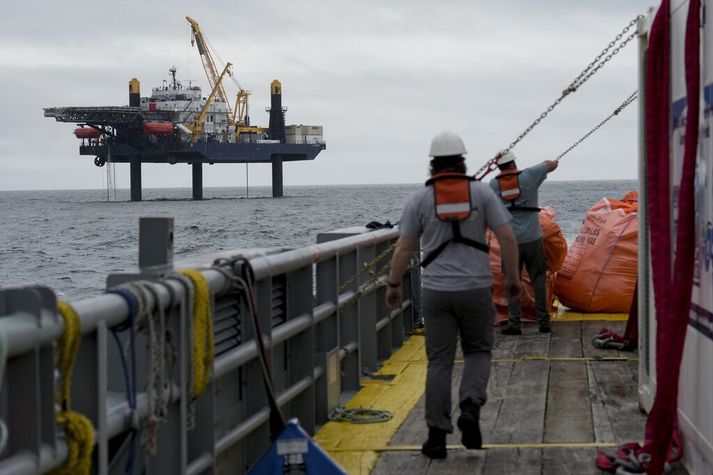 Bátur sem þjónustar vanalega olíuborpalla og vindorkuver var notaður við vatnsleitina í Norður-Atlantshafi. Hann getur lyft sér upp á þremur stöplum.