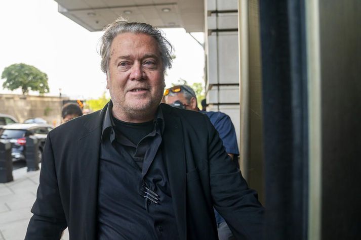 Bannon í dag áður en niðurstaða kviðdómsins var lesin upp.