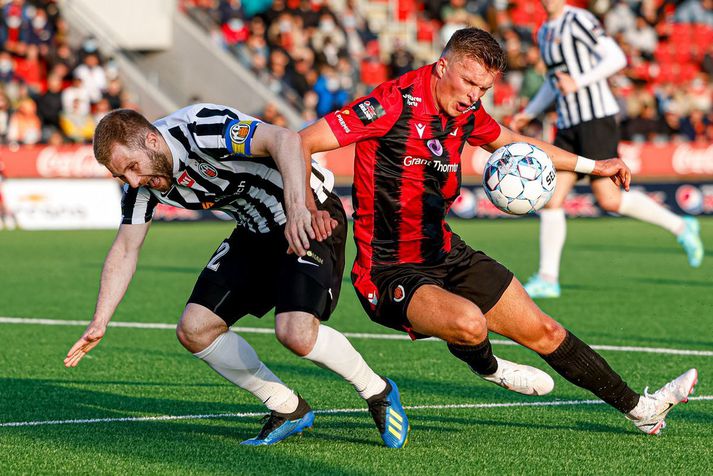 Víkingur og KR voru tvö efstu Reykjavíkurfélögin í Pepsi Max deildinni í ár. Hér eigast KR-ingurinn Óskar Örn Hauksson og Víkingur Karl Friðleifur Gunnarsson við.