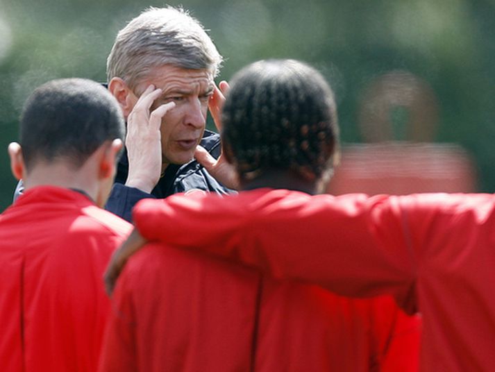 Arsene Wenger, stjóri Arsenal, talar við sína menn.
