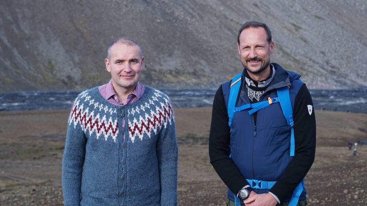 Guðni ásamt Hákoni á leið sinni að gosstöðvunum við Fagradalsfjall í dag.