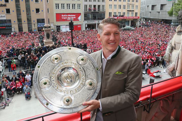 Schweinsteiger fagnar titlinum á Marienplatz-torginu í Munchen.