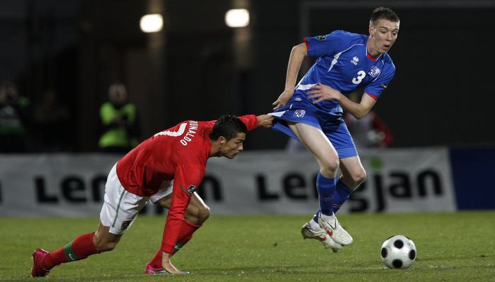 Birkir Már Sævarsson og Cristiano Ronaldo í leik Íslands og Portúgal á Laugardalsvelli. 