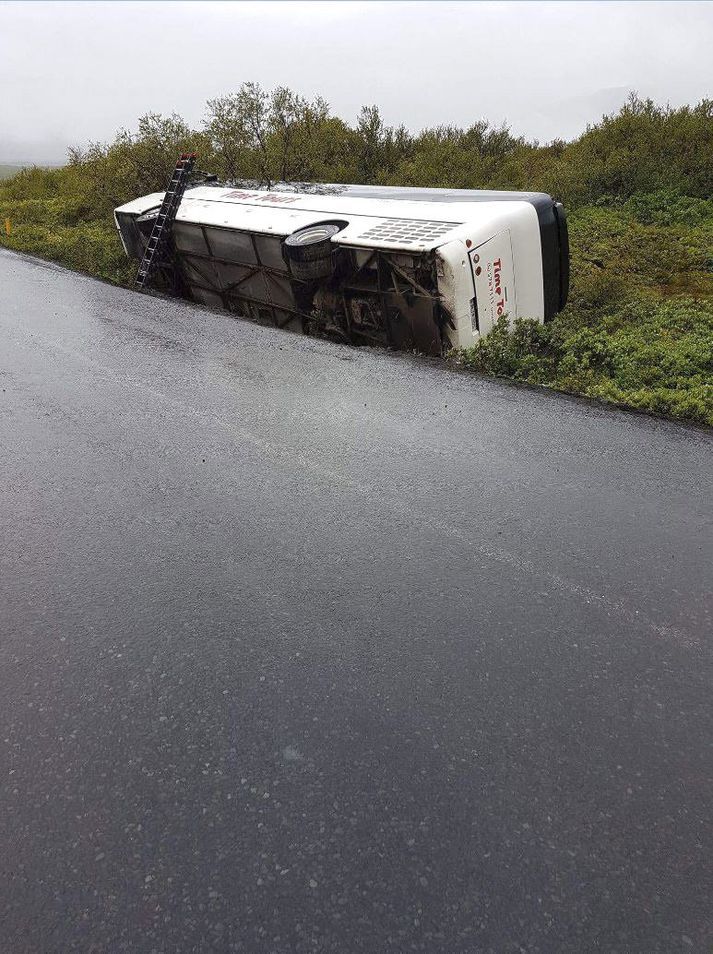 Bílstjóri rútunnar var að reyna að forðast slys þegar hann keyrði út í kant, sem svo gaf sig undan rútunni.