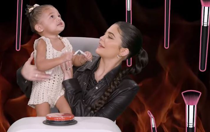 Kylie Jenner mætti með Stormi til Ellen í skemmtilegan dagskrálið.