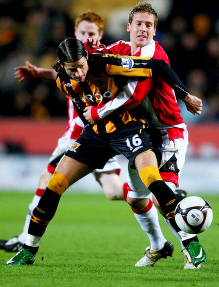 Peter Halmosi var hetja Hull í kvöld en hér á hann í baráttu við Brian Howard, leikmann Sheffield United.