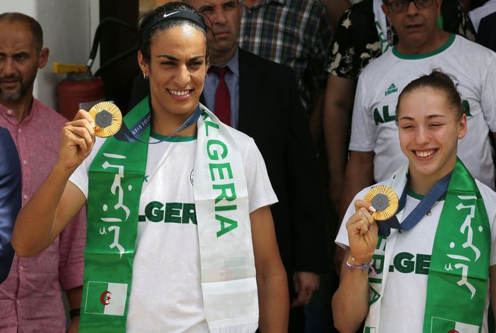 Imane Khelif (til vinstri) var einn umtalaðasti íþróttamaður ÓIympíuleikanna í París.