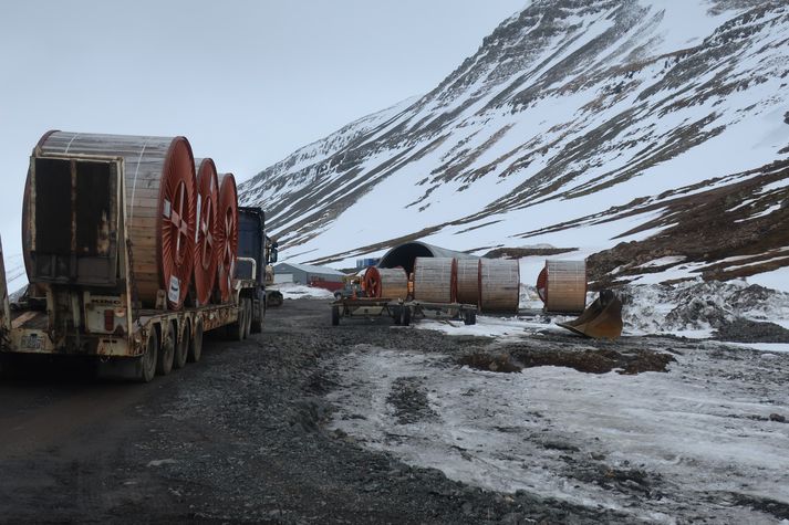 Jarðstrengir á keflum við gangamunnann Dýrafjarðarmegin biðu þess í gær að verða lagðir inn í göngin. Þeir munu í framtíðinni flytja raforku Mjólkárvirkjunar til byggðanna á norðanverðum Vestfjörðum.