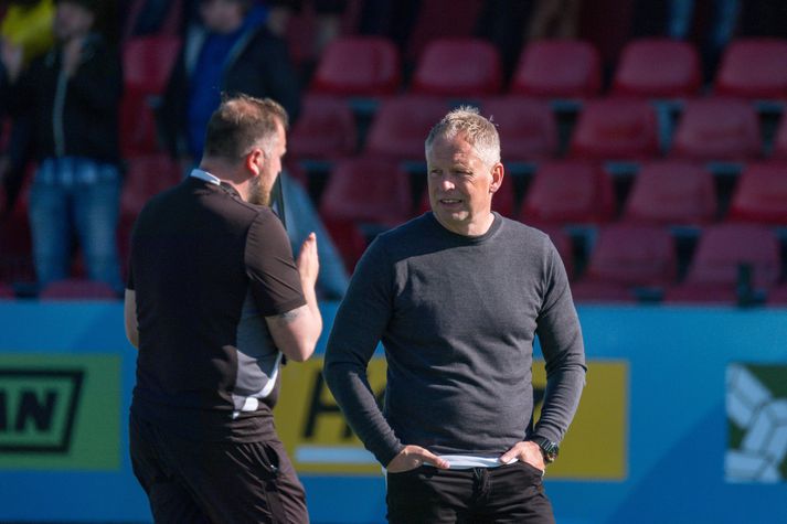 Jamie Brassington, markmannsþjálfari KR, og Óskar Hrafn, þjálfari liðsins, ræða hér saman.