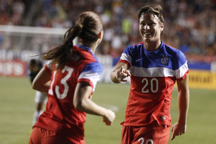 Abby Wambach fagnar með Alex Morgan.