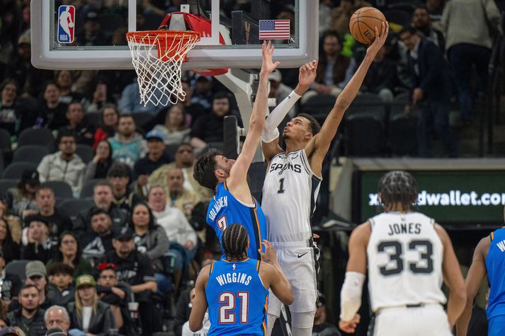 Victor Wembanyama skýtur yfir Chet Holmgren. Þessir mögnuðu nýliðar áttust við þegar San Antonio Spurs tók á móti Oklahoma City Thunder  í NBA-deildinni í nótt.