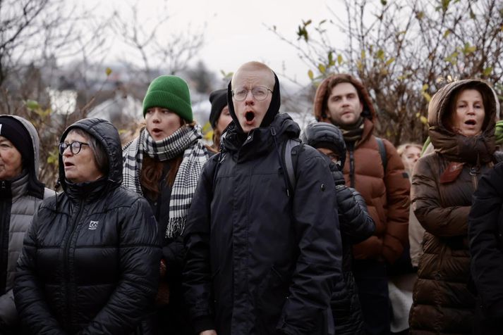 Mótmælendur hafa látið vel í sér heyra í Tjarnargötu í morgun.