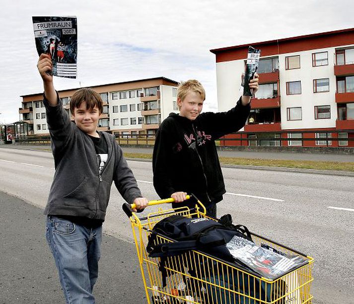 Krakkarnir í Fjölmiðlahópnum gerðu sér lítið fyrir og dreifðu blaðinu í öll hús í Hafnarfirði.