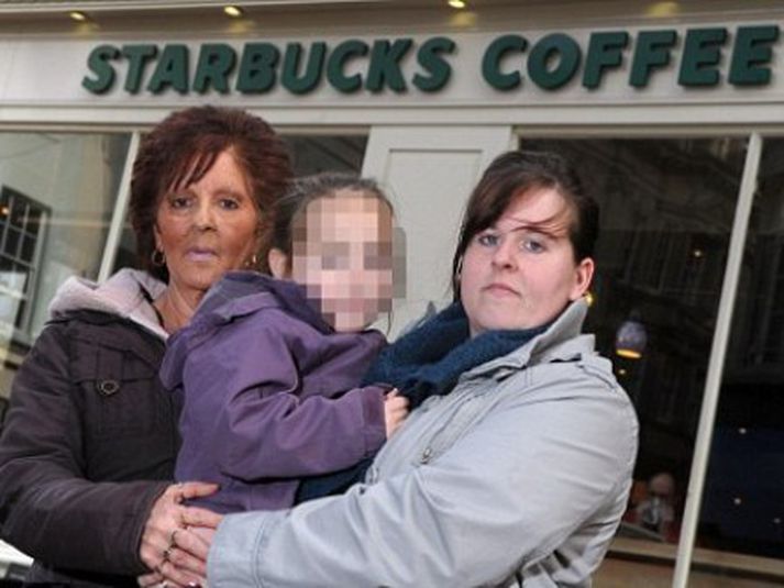 Mæðgurnar fyrir utan Starbucks í Bretlandi.