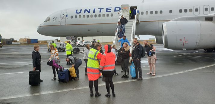 Farþegarnir ganga frá borði í Keflavík.