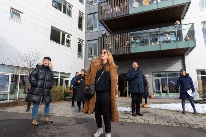 Elísabet Ormslev, Stefanía Svavars og Matti Matt voru á meðal þeirra sem sungu seinni partinn í dag. Listamennirnir gættu vel að því að hafa tveggja metra bil á milli sín.