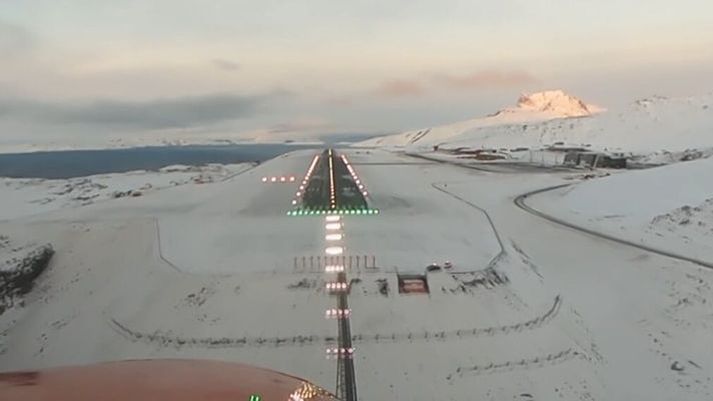Nýja flugbrautin í Nuuk. Fjallið Sermitsiaq, sem flugvélin rakst á, sést til hægri.