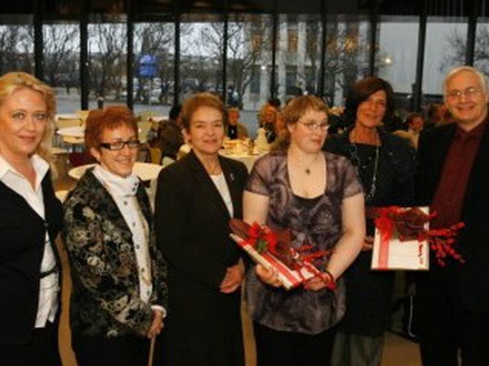 Stjórn Þórsteinssjóðs ásamt styrkþegum: Arnfríður Ólafsdóttir, Rannveig Traustadóttir, Helga Eysteinsdóttir, Sigríður Björnsdóttir, sem hlaut styrk, Katla Leósdóttir, móðir Páls Þórs Sigurjónssonar, sem hlaut styrk og Jón Torfi Jónasson, forseti Menntavísindasviðs HÍ.