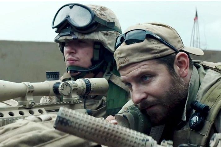 Bradley Cooper leikur leyniskyttuna Chris Kyle í kvikmyndinni American Sniper.