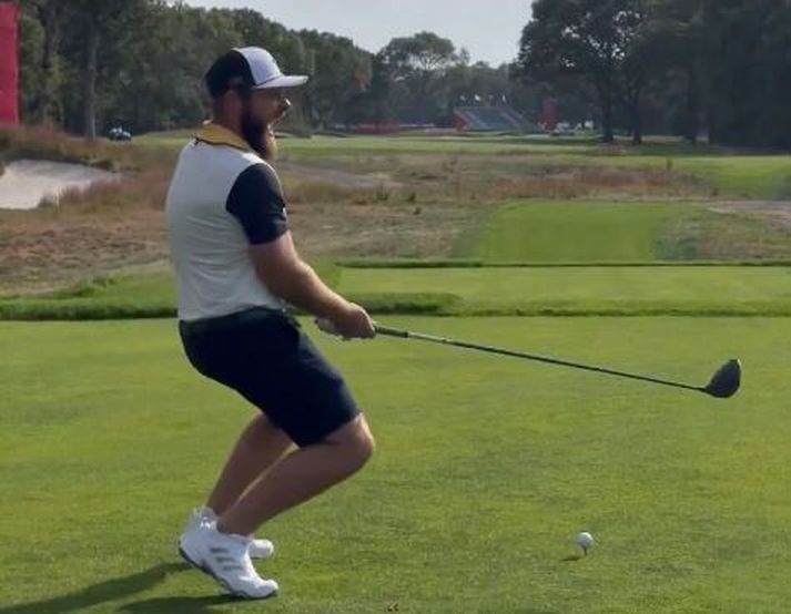 Tyrrell Hatton sprakk úr hlátri þegar liðsfélagi hans rak við.