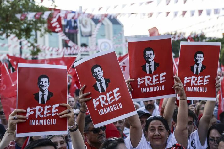 Mikil mótmæli brutust út vegna handtöku İmamoğlu.