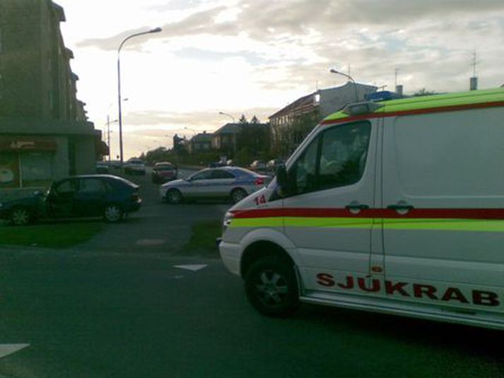 Sjúkrabíll var kallaður á vettvang. Mynd/ Daníel.