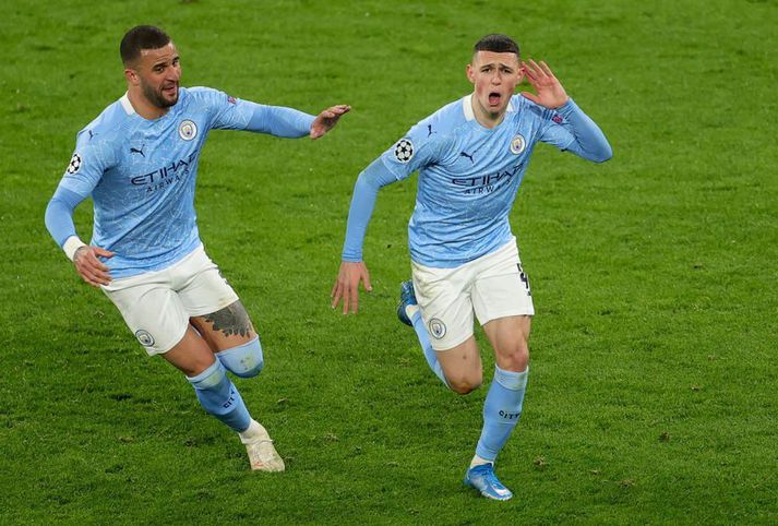 Phil Foden og Kyle Walker fagna sigurmarkinu á Signal Iduna Park í kvöld.