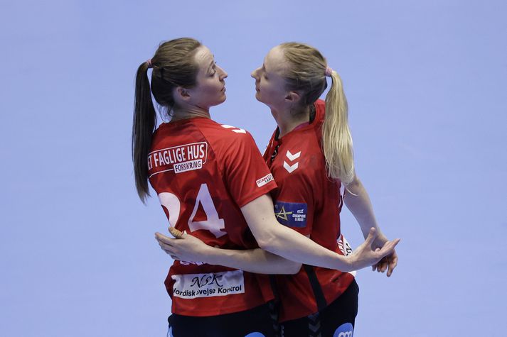 Sanna Solberg-Isaksen og liðsfélagi hennar í norska landsliðinu Henny Ella Reistad.