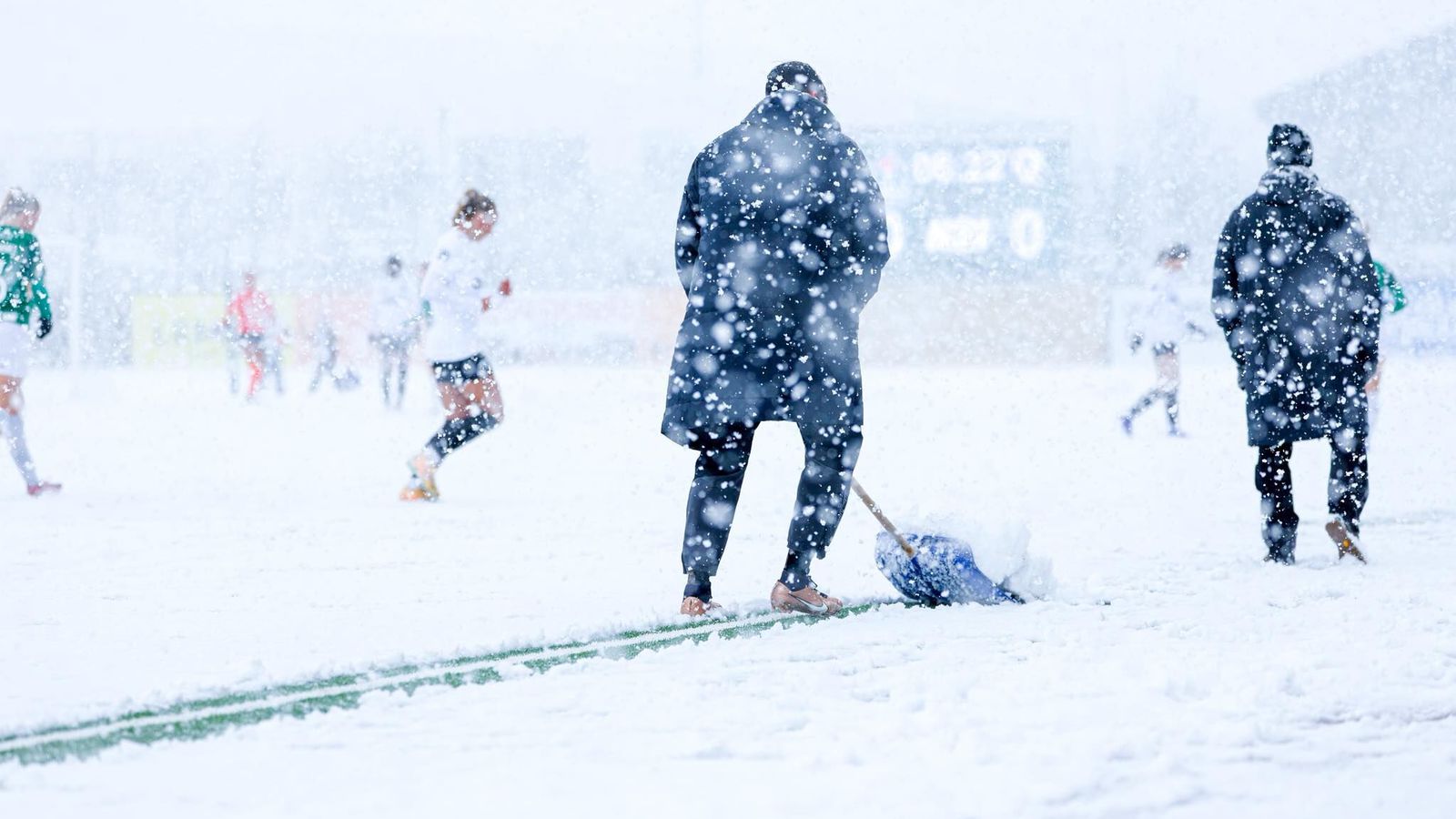 Meistarakeppni kvenna í fót­bolta af­lýst vegna veðurs