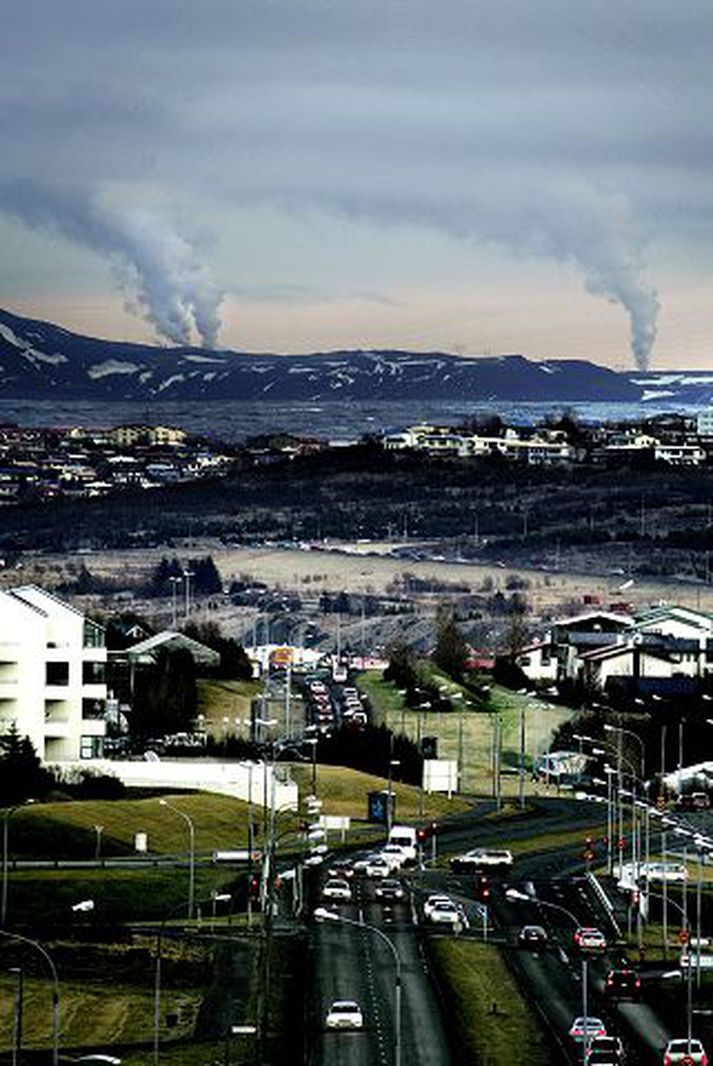 strókar frá hellisheiðarvirkjun Fjármögnun er nú á lokastigi fyrir Hellisheiðarvirkjun og Hverahlíðarvirkjun. Líklega verður skrifað undir samninga um lán frá Evrópska seðlabankanum í vikunni. fréttablaðið/valli