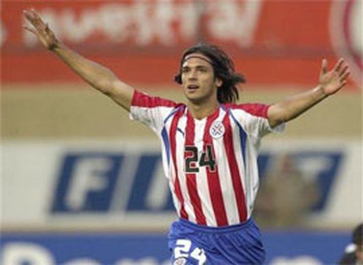Roque Santa Cruz fagnar marki sínu í leik Paragvæ og Argentínu í september 2005.