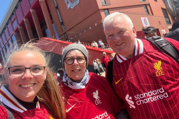 Hjörný ásamt foreldrum sínum fyrir utan Anfield, heimavöll Liverpool, í gær.
