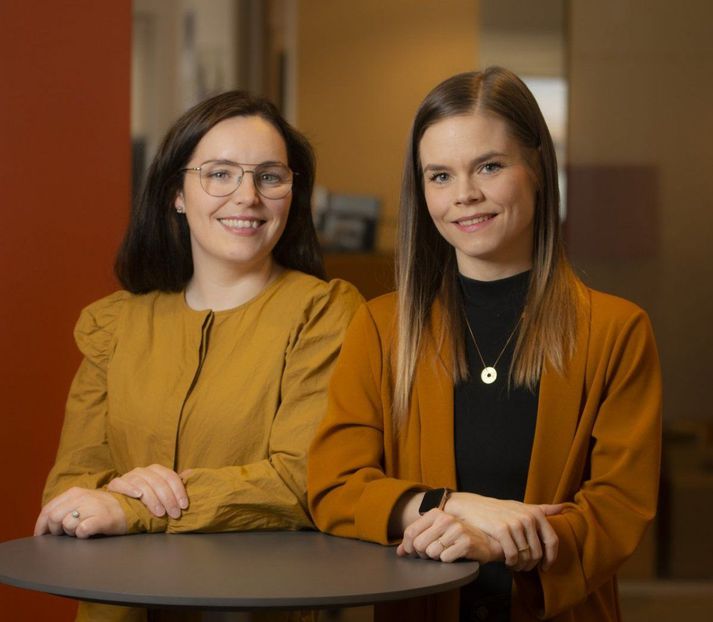 Þær Berglind Stefánsdóttir (til vinstri) og Guðrún Rakel Eiríksdóttir, (til hægri) sálfræðingar og verkefnastjórar hjá VIRK, hafa rannsakað kulnun í starfi frá árinu 2020.