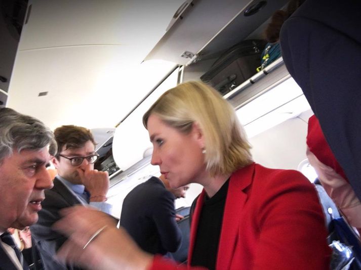 Gordon Brown og Lilja Alfreðsdóttir utanríkisráðherra fyrir flugtak um borð í vél Turkish Airlines.  Samtal þeirra sem hófst á flugvellinum hélt áfram um borð í vélinni.