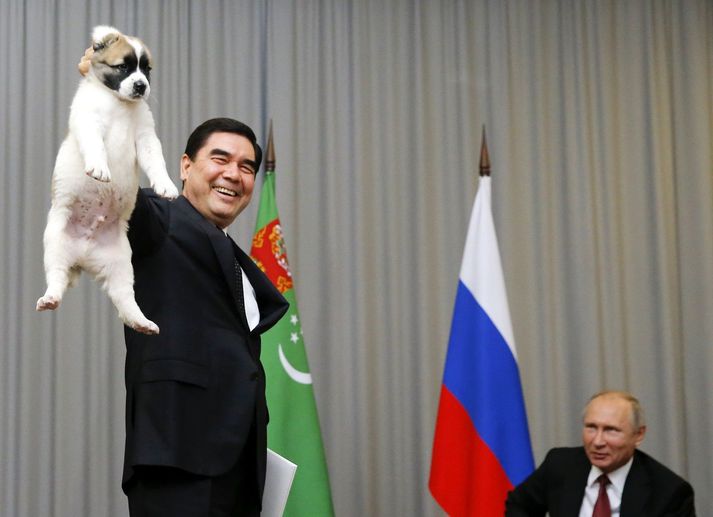 Gurbanguly Berdymukhamedov gaf Vladimír Pútín, forseta Rússlands, þennan hund á fundi þeirra árið 2017.