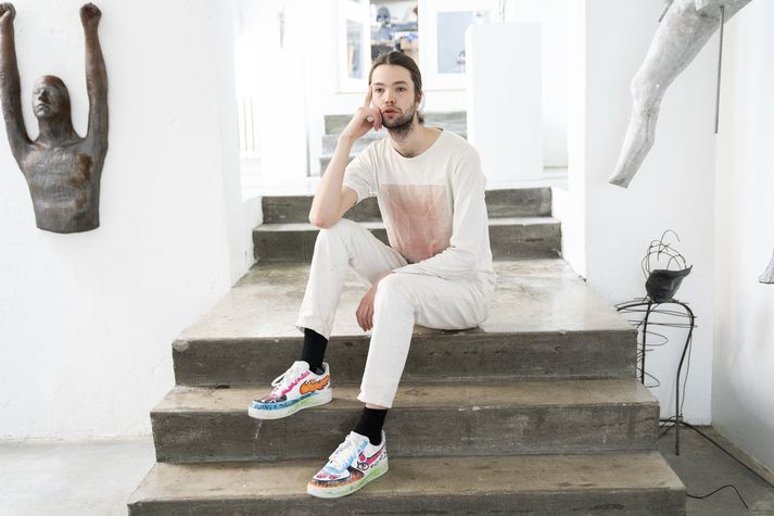 Hvíta bolinn og buxurnar keypti Þórður í fatabúð í Marseille í Frakklandi. "Skórnir eru sérútbúnir Nike-skór sem Íslandsvinurinn og flugdólgurinn Ryan Hawaii gaf mér fyrir að spila á tónleikum sínum í Amsterdam en hann tússaði á skóna og skreytti þá,” segir Þórður Ingi Jónsson.