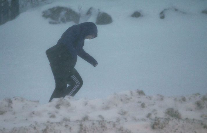 Skil lægðarinnar þokast inn á landið.