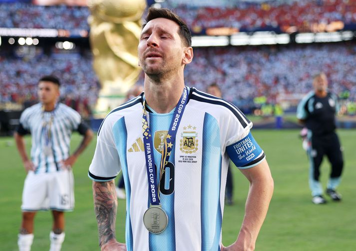  Lionel Messi grét fyrir framan allan heiminn eftir tapið í úrslitaleiknum.