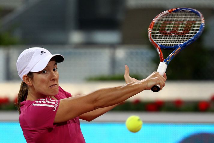 Justine Henin frá Belgíu er hætt í atvinnumennsku í tennis vegna meiðsla í olnboga en hin 28 ára gamla Henin hefur verið í fremstu röð í kvennaflokki undanfarin ár.