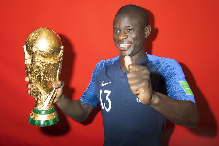 N'Golo Kante með bikarinn eftir sigur Frakka á HM 2018.