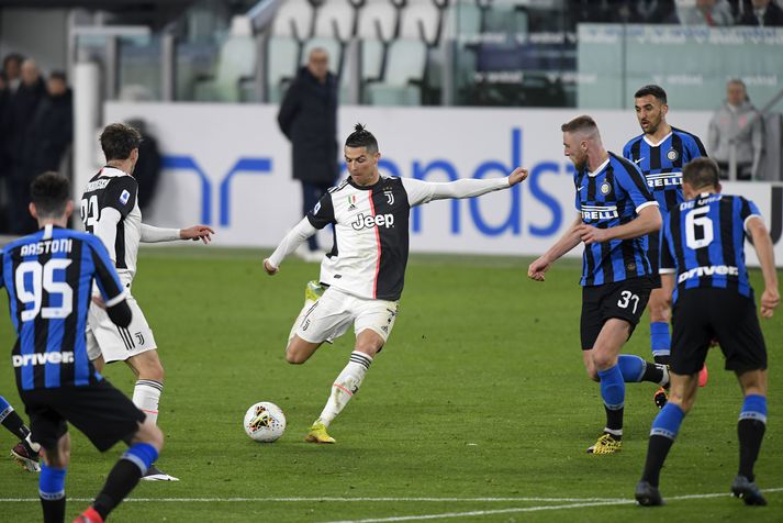 Cristiano Ronaldo og félagar í Juventus eru einu stigi á undan Lazio á toppi ítölsku úrvalsdeildarinnar.