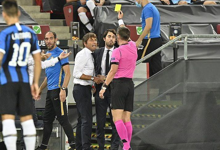 Conte fékk gult eftir viðskipti sín við Banega.