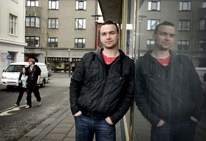 Ingólfur Haukur Ingólfsson leikstýrir og leikur aðalhlutverkið í kvikmyndinni Blóðhefnd. Hún er gerð fyrir sáralítinn pening og er alvöru íslensk hasarmynd.