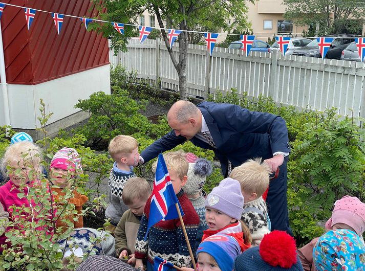 Guðni gróðursetti tré með börnunum.