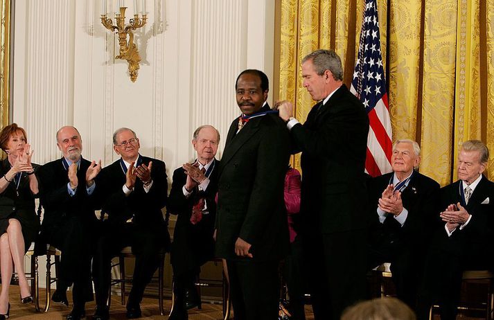 Paul Rusesabagina hlaut Frelsisorðu Bandaríkjaforseta árið 2005. Hér sést George W. Bush, þáverandi Bandaríkjaforseti, veita honum orðuna.