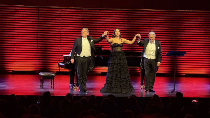 James Vaughan, Juliana Grigoryan og  Plácido Domingo á sviði í Eldborg í Hörpu mánudaginn 9. mars. 